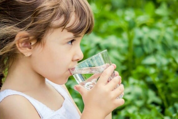 Uống nước để giúp giảm tiếng réo ở dạ dày. Theo nguồn: lipseywater.com