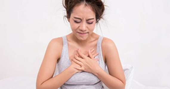 Triệu chứng phổ biến là đau ngực và khó thở. Nguồn: medicalnewstoday.com