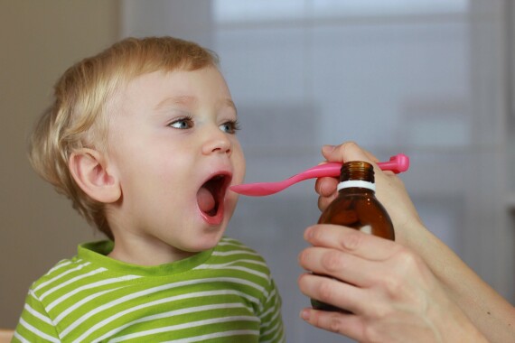 Ba mẹ cần tuân thủ đúng liều lượng thuốc theo quy định bác sĩ cho trẻ. Nguồn ảnh: Dreamstime