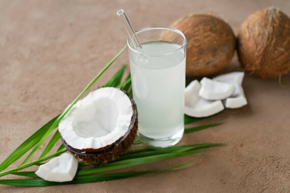 Nước dừa giảm đau bụng do co thắt cơ (Nguồn parade.com)