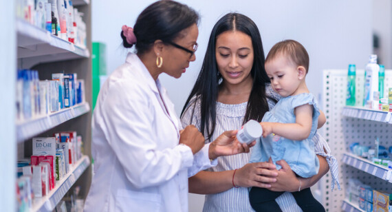 Nhờ sự tư vấn của bác sĩ khi có bất kỳ thắc mắc nào về việc lựa chọn và sử dụng thuốc hạ sốt cho trẻ. Nguồn: babycenter.com