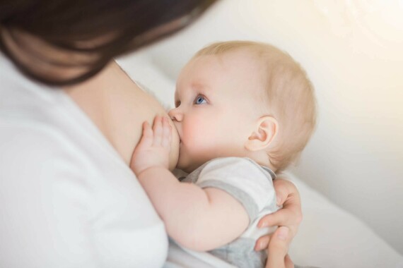 Cho con bú có thể gây ra chậm kinh (Nguồn ảnh :Parents)