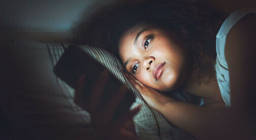 Tránh sử dụng máy tính, điện thoại, TV một giờ trước khi đi ngủ để có một giấc ngủ tốt hơn. (nguồn: huffpost.com)