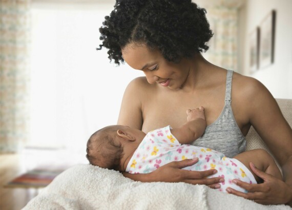 Cho con bú từng được xem là biện pháp tránh thai phổ biến trong truyền thống.   Nguồn ảnh: verywellfamily.com