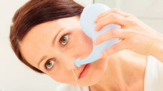 Rửa mũi bằng bình rửa Neti pot giúp giảm nghẹt mũi. Theo nguồn: fda.gov.