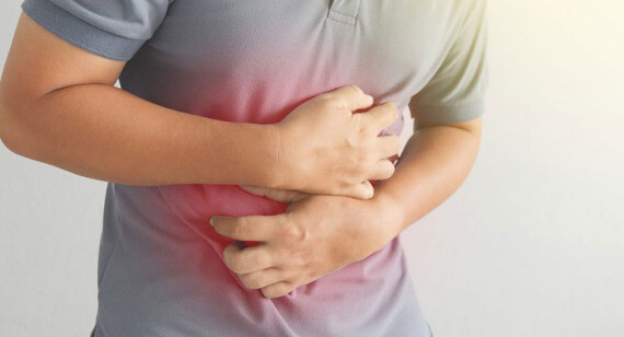 Cơn đau do sỏi mật thường xuất hiện ở vùng bụng phía trên bên phải, có thể lan giữa hai bả vai, có thể kéo dài từ vài phút đến vài ngày…(nguồn: capecodhealth.org)