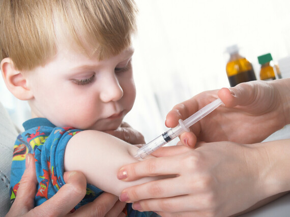 Tại Mỹ, vaccine phòng HPV được khuyến cáo tiêm cho cả nam và nữ. Nguồn ảnh: www.genkihealth.com