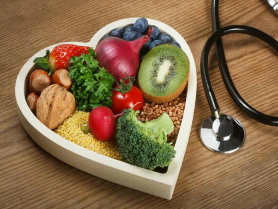 Duy trì chế độ ăn lành mạnh để kiểm soát lượng cholesterol trong máu góp phần giảm biến cố tim mạch. Nguồn ảnh: The Times of India