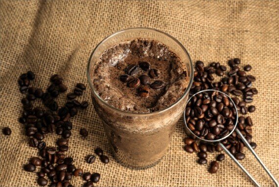 Tiêu thụ cafein có thể làm hạ bilirubin máu tạm thời. Nguồn ảnh: Luminussmoothies.com