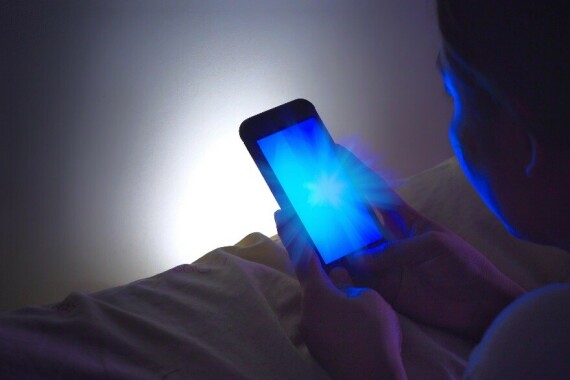 Không sử dụng thiết bị có ánh sáng xanh 2 giờ trước khi ngủ. nguồn ảnh: https://www.goerie.com/