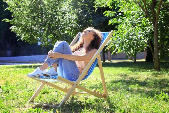 Tắm nắng khoảng 15 phút mỗi buổi sáng, có thể giúp cơ thể tăng tổng hợp serotonin và vitamin D.   Nguồn ảnh: Dreamstime