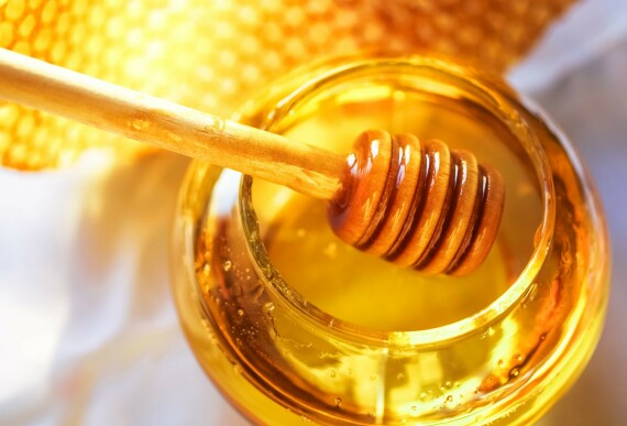 Trẻ uống mật ong trước khi đi ngủ sẽ ít xuất hiện ho hơn vào ban đêm. Nguồn ảnh: Edition.cnn.com