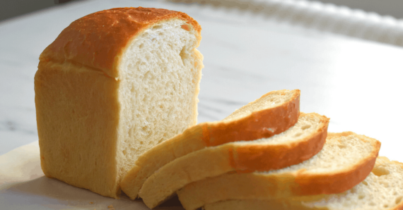 Bánh mì sẽ biến đổi thành một chất giống như keo dán, dính vào các kẽ răng, cung cấp thức ăn cho vi khuẩn tạo axit. (nguồn: merryboosters.com)