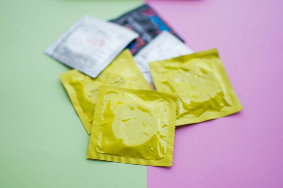 Sử dụng bao cao su để phòng tránh bệnh chlamydia  Nguồn ảnh: www.verywellhealth.com