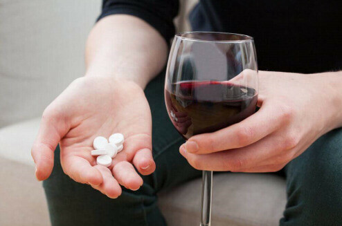  Không uống rượu trong khi dùng Acetaminophen do gan có thể bị tổn thương nghiêm trọng (nguồn ảnh: alcoholrehabguide.org)