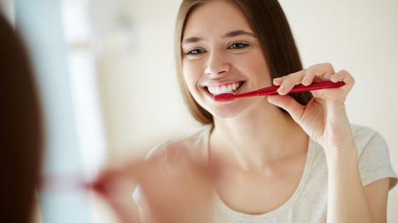 Cách điều trị đơn giản, hiệu quả nhất và bắt buộc đối với bệnh viêm lợi là đánh răng 2 phút 2 lần mỗi ngày.   (nguồn: dentasay.com)