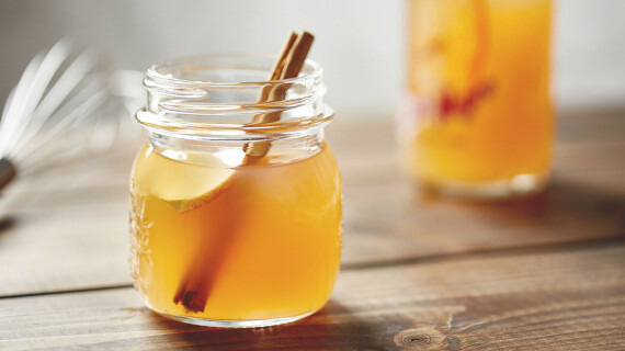 Kết hợp giấm táo và mật ong cho cảm giác dễ uống hơn (Nguồn healthline.com)
