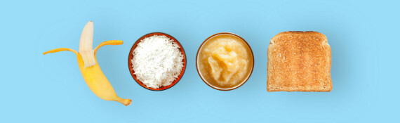 Chế độ ăn BRAT bao gồm Chuối, Cơm, Sốt Táo và Bánh mì Nướng (Nguồn healthline.com)