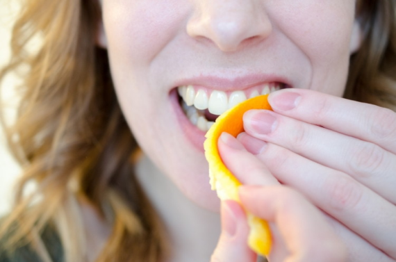 Bạn chỉ cần lấy phần bên trong của vỏ cam và chà dọc theo răng và các vùng nướu. (nguồn: mindblowings.com)