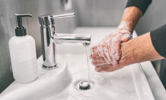Thực hành rửa tay tốt là một trong những phương pháp hàng đầu để ngăn ngừa nhiễm trùng đường tiêu hóa. (nguồn: mountelizabeth.com.sg)