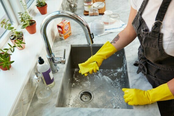 Sử dụng găng tay khi làm việc nhà để bảo vệ móng. Nguồn ảnh: kichn
