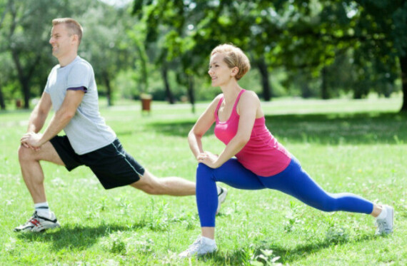 Tập thể dục làm tăng co bóp cơ trơn thành ruột, từ đó khiến cho các chất được lưu chuyển trong ống tiêu hóa   dễ dàng hơn. Nguồn ảnh: Healthline