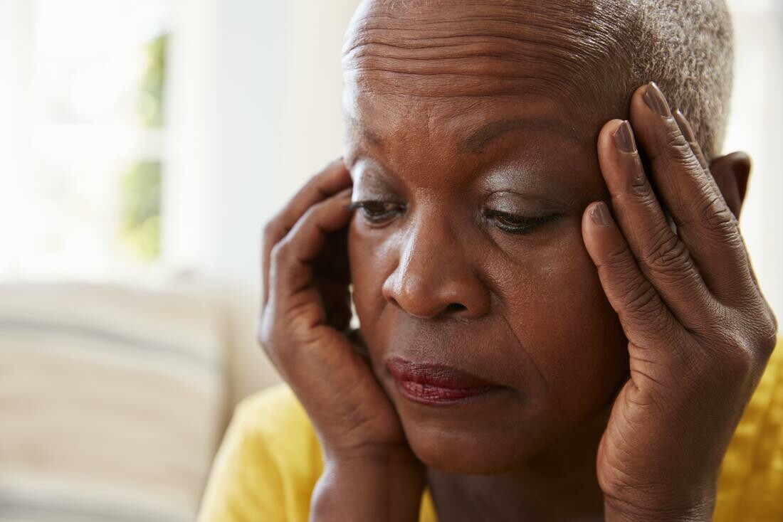 người phụ nữ bị đau đầuĐột quỵ có thể gây đau đầu dữ dội và đột ngột. (Nguồn ảnh medicalnewstoday.com)