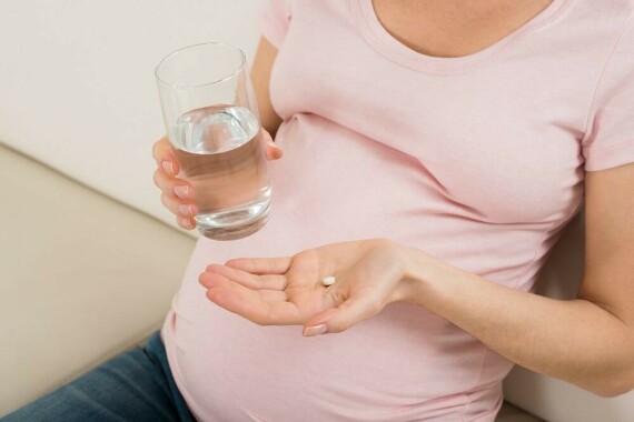 Phụ nữ mang thai và cho con bú nên tham khảo ý kiến bác sĩ trước khi dùng bất kỳ loại thuốc nào.   Nguồn ảnh: genericpharmamall.com