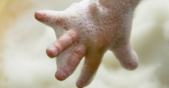 Rửa tay thường xuyên là một biện pháp hiệu quả để phòng bệnh giun kim. Nguồn: aboutkidshealth.ca
