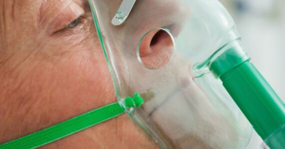 Một số trường hợp bệnh nặng, bệnh nhân cần nhập viện để hỗ trợ thở oxy. Theo nguồn: medicalnewstoday.