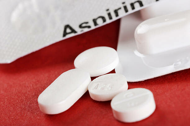 cận cảnh bốn viên thuốc màu trắng có chứa aspirin - aspirin  hình ảnh sẵn có, bức ảnh & hình ảnh trả phí bản quyền một lần