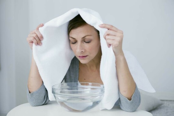 Bạn có thể xông hơi bằng vòi hoa sen hoặc trùm khăn kín đầu trên một chậu nước nóng. Nguồn ảnh: Medicalnewtoday.com