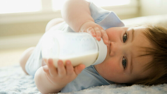 Trẻ bú sữa công thức thường bị tiêu chảy nhiều hơn trẻ bú sữa mẹ hoàn toàn. Nguồn ảnh: Todaysparent.com