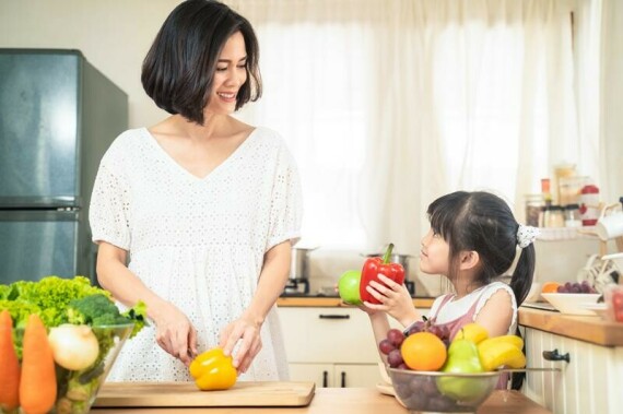 Cùng gia đình chia sẻ và chuẩn bị bữa ăn, cũng có thể giúp tâm trạng của bạn thoải mái hơn.   Nguồn ảnh: Healthline