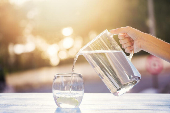 Uống nước thường xuyên giúp thức ăn dễ dàng di chuyển qua hệ tiêu hóa. (nguồn: medicalnewstoday.com)