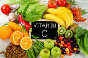 Bổ sung vitamin C để tăng cường sức đề kháng của cơ thể. Nguồn ảnh: healthline.com