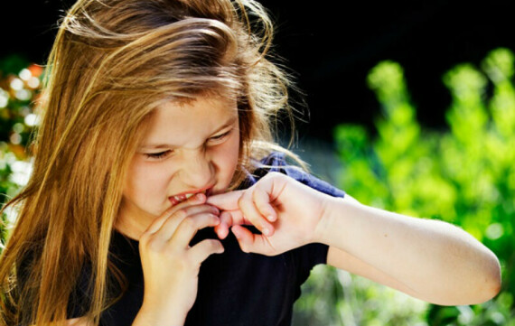Trẻ tự kỉ có thể thích cắn móng tay để làm đau mình, nguồn ảnh friendshipcircle.org