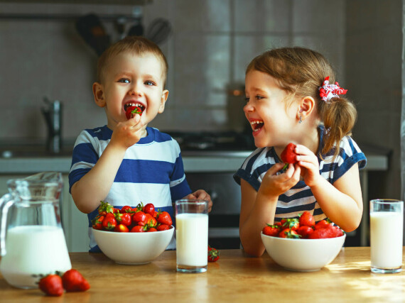 Trẻ em cần được cho ăn uống đầy đủ khi bị cảm lạnh. Nguồn ảnh: Todaysparent.com