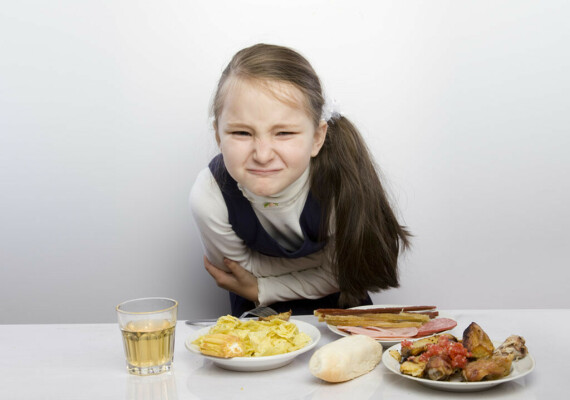 Ăn nhiều thực phẩm giàu chất béo khiến dạ dày quá tải, làm giảm chức năng tiêu hóa – Nguồn ảnh: parenting.firstcry.com