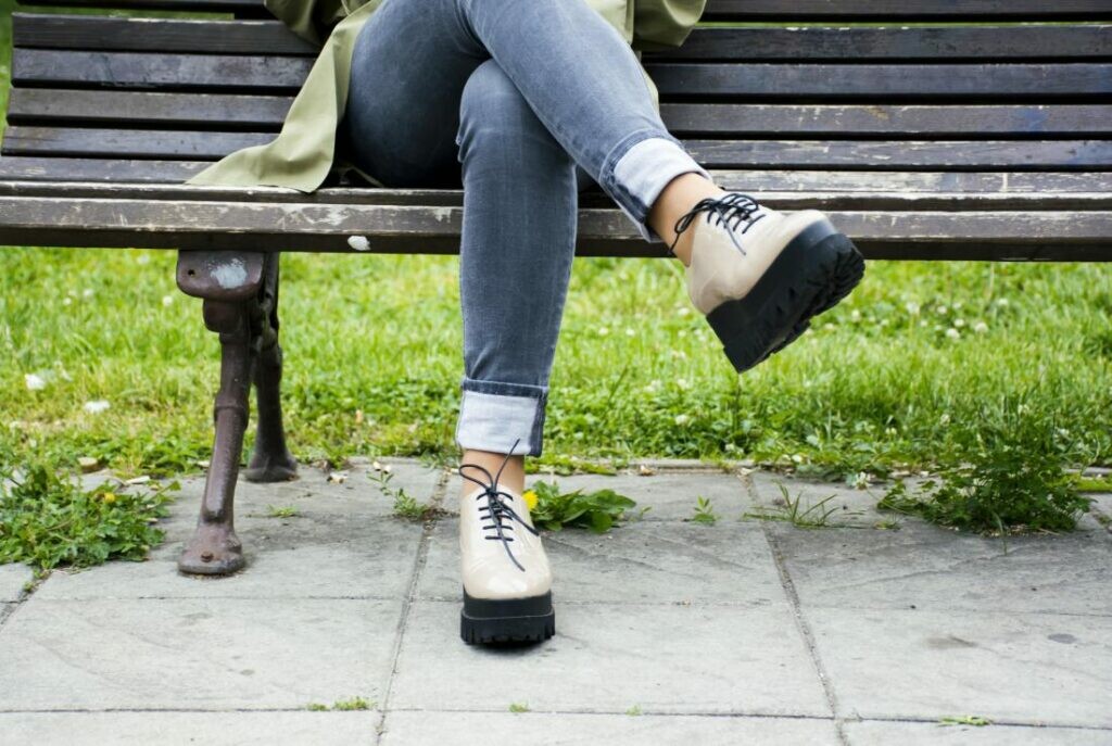 Bắt chéo chân khi ngồi trong một khoảng thời gian dài có thể gây tê bì ở chân và bàn chân. Nguồn: medicalnewstoday.com