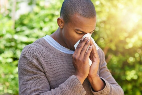Bạn nên ho hoặc hắt hơi vào khăn giấy để tránh lây nhiễm mầm bệnh. Nguồn ảnh: Medicalnewtoday.com