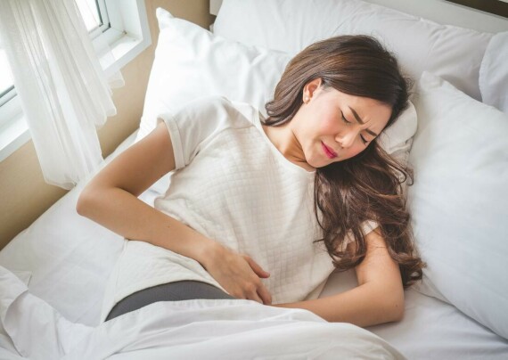 Phụ nữ đau nhiều vùng bụng dưới kèm theo ra nhiều khí hư trong giai đoạn hành kinh – Nguồn ảnh: medicalnewstoday.com