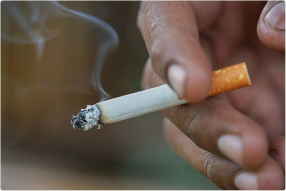 Hút thuốc có thể làm cho chứng ù tai trở nên tồi tệ hơn. (Nguồn ảnh news-medical.net)
