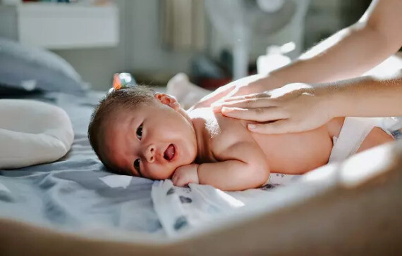 Đặt em bé trong phòng có ánh nắng tự nhiên (Nguồn ảnh: https://images.myupchar.com)