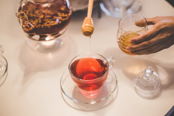 Pha mật ong với trà là 1 phương pháp chữa đau họng hiệu quả | Nguồn ảnh: Unsplash