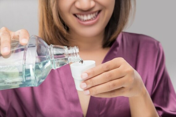 Bơm rửa bằng nước muối ấm là một cách xử trí phổ biến cho các cơn đau gây ra do răng đang mọc. Nguồn ảnh: appletreesmile.com