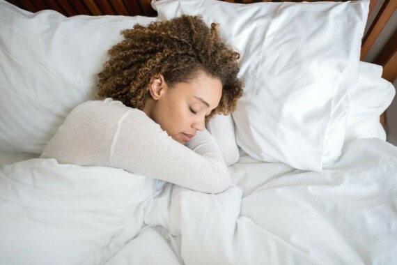Nằm nghiêng sang một bên khi ngủ để giảm đau xương cụt. Nguồn: runtastic.com