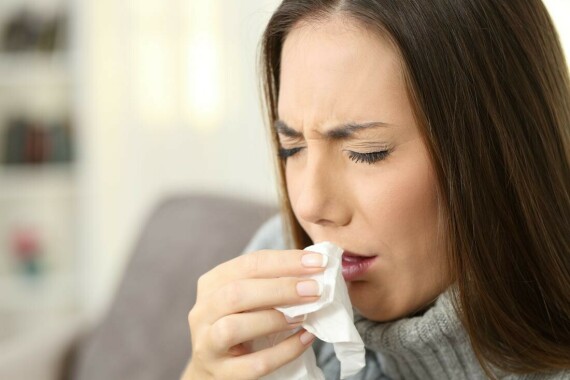 Chảy nước mũi và nghẹt mũi là hai trong số các triệu chứng phổ biến nhất của cảm lạnh. Nguồn ảnh: Medicalnewstoday.com