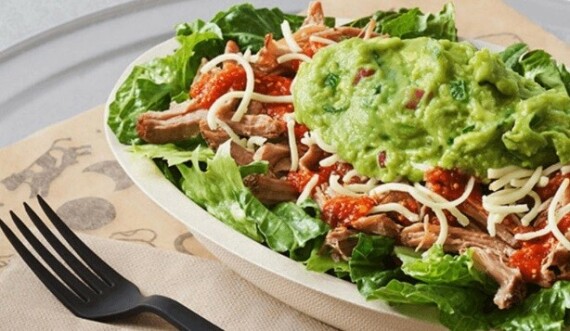  Chipotle salad keto làm từ thịt gà cùng pho mát, sốt salsa và sốt bơ quả. Nguồn ảnh: ketokarma.com