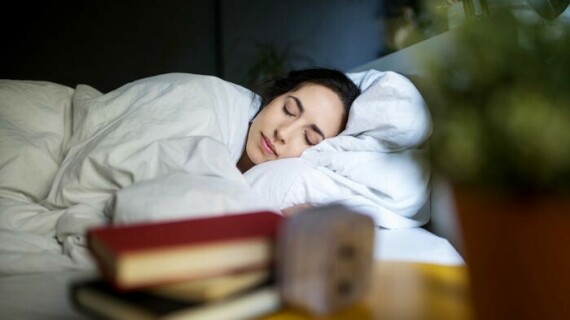 Ngủ là cách cơ thể nạp đầu năng lượng sau một ngày làm việc đầy căng thẳng. Nguồn ảnh: Insider